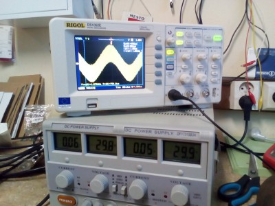 Signal za filtrom s malym audio signalom. Rozlisenie 0,5V na dielik