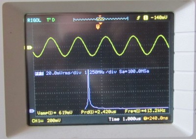 Obr. č.5 výstupný signál z generátora s f=413 kHz a jeho spektrum