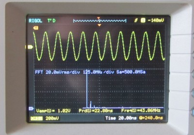 Obr. č.6 výstupný signál z generátora s f=43 MHz a jeho spektrum