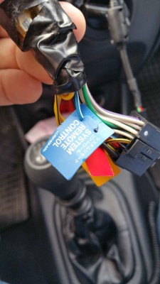 Modry drat so stitkom - konektor na autoradiu
