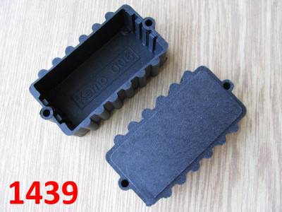 8 x plast.krabičky KEMO 006,vnút.rozmery 54,7 x 28 x 19mm,vonkajšie 68,5 x 35,3 x 22,5mm,cena – 0,15€/ks ( 10ks predaných )<br />Ideálne na malé zalievané konštrukcie.