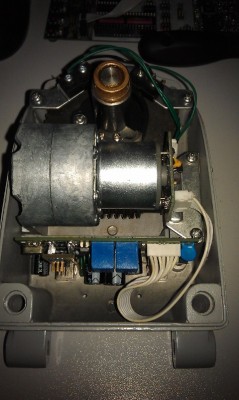 otvorený diseqc motor - konkrétne azimutový, v ktorom sa prerábalo riadenie