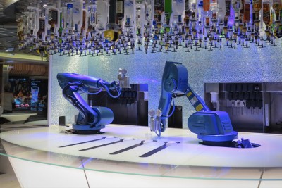 Quantum-Of-The-Seas-Robot-Bartender.jpg