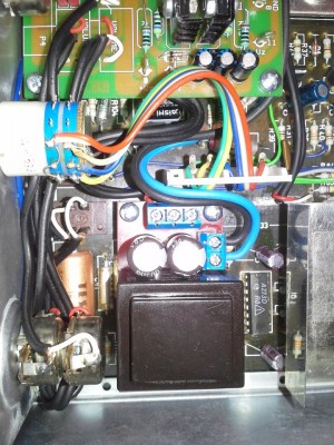 Malí transformátor + usmerňovač pre symetrické napájanie korekcií.
