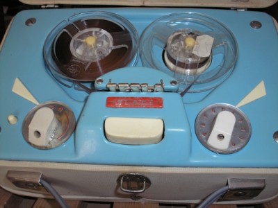 první přenosný !!!  kabelkový magneťáček START v r.1962 na monočlánky<br />před holkama frajeřina nejvyššího řádu